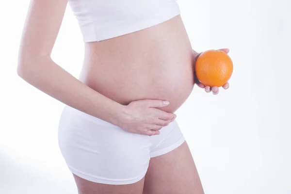 Schwangere Hält Eine Orange Der Hand — Stockfoto