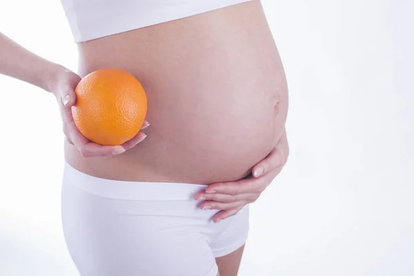 Mujer Embarazada Sostiene Una Naranja — Foto de Stock