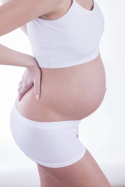 Nahaufnahme Der Schwangeren Frau Die Rückenschmerzen Hat — Stockfoto