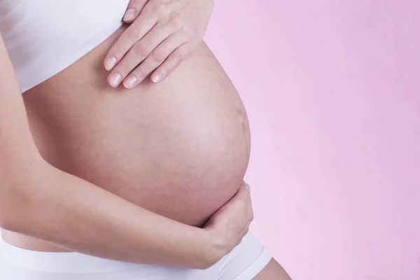 Obrázek Baby Bump Izolované Růžovém Pozadí Štěstí Čekání Nového Člena — Stock fotografie