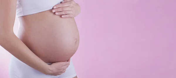 Das Bild Von Babybauch Isoliert Auf Rosa Hintergrund Das Glück — Stockfoto