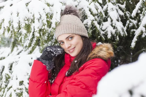 Güzel Kadın Parkta Kar Yağışı Sırasında Mutludur — Stok fotoğraf