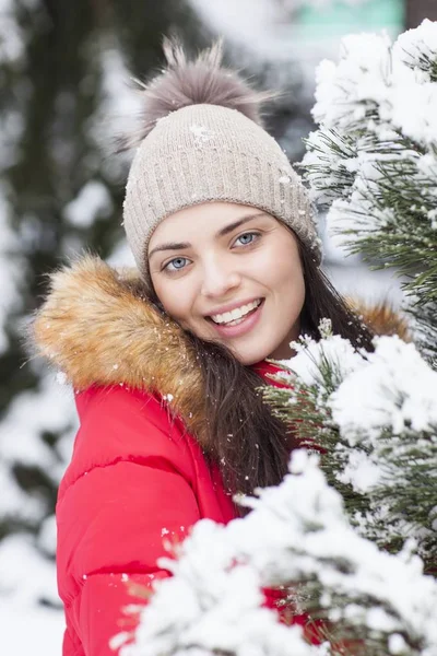 Bella Donna Felice Mentre Nevica Nel Parco — Foto Stock