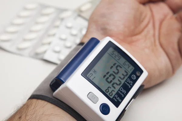 Adam kan basıncı inceliyor. Yüksek kan basıncı.