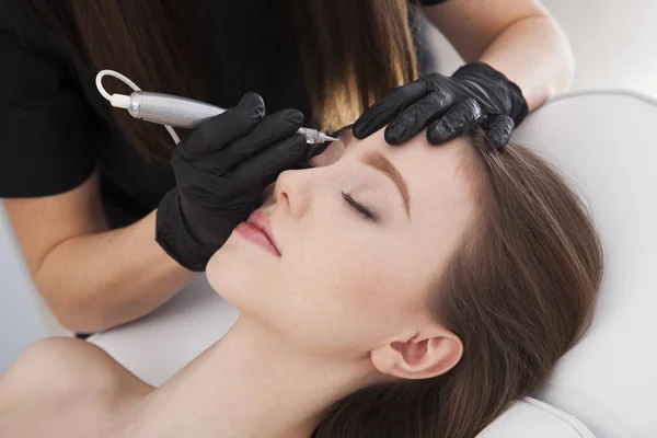 Primer Plano Esteticista Haciendo Maquillaje Permanente Las Cejas Tratamiento Belleza — Foto de Stock