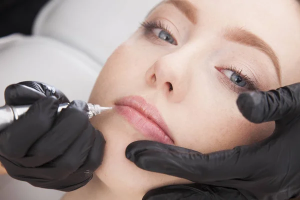 Gros Plan Sur Esthéticienne Faisant Maquillage Permanent Des Lèvres — Photo