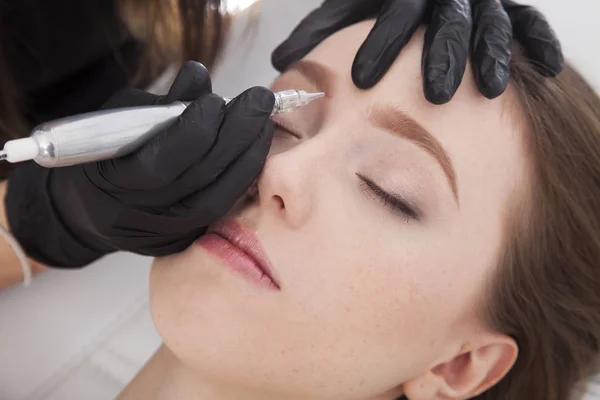 Close Beautician Doing Permanent Make Eyebrows Beauty Treatment — Stock Photo, Image