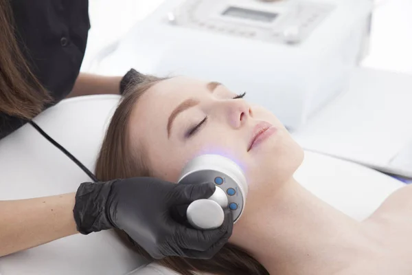 Fotoğraf terapi. Cildiniz daha parlak, pürüzsüz ve temiz kılan klinik yordamı.