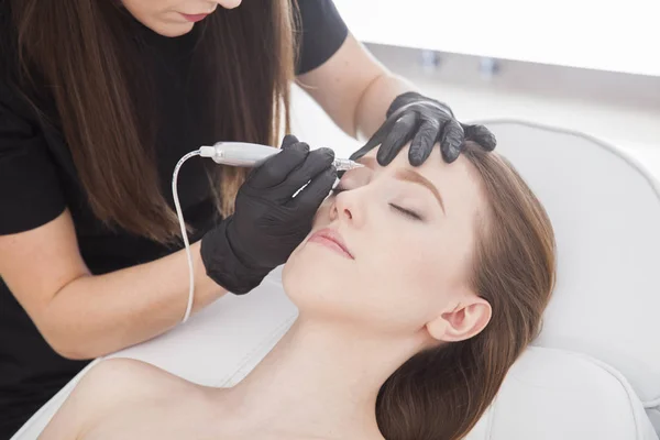 Close Beautician Doing Permanent Make Eyebrows Beauty Treatment — Stock Photo, Image