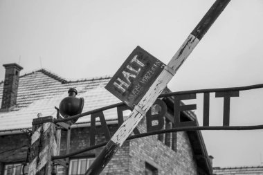 Ana giriş kapısı Auschwitz toplama kampına. İkinci Dünya Savaşı sırasında Avrupa'nın en büyük nazi toplama kampı.