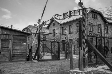 Ana giriş kapısı Auschwitz toplama kampına. İkinci Dünya Savaşı sırasında Avrupa'nın en büyük nazi toplama kampı.