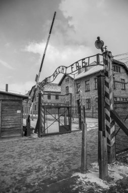 Ana giriş kapısı Auschwitz toplama kampına. İkinci Dünya Savaşı sırasında Avrupa'nın en büyük nazi toplama kampı.