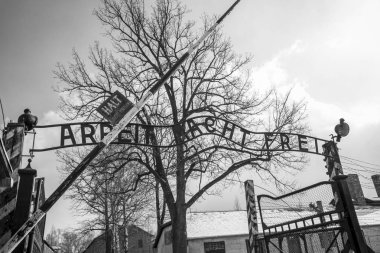 Ana giriş kapısı Auschwitz toplama kampına. İkinci Dünya Savaşı sırasında Avrupa'nın en büyük nazi toplama kampı.