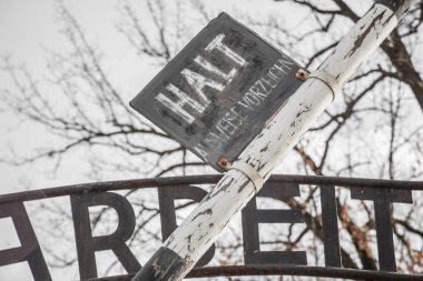 Ana giriş kapısı Auschwitz toplama kampına. İkinci Dünya Savaşı sırasında Avrupa'nın en büyük nazi toplama kampı.