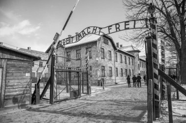 Ana giriş kapısı Auschwitz toplama kampına. İkinci Dünya Savaşı sırasında Avrupa'nın en büyük nazi toplama kampı.