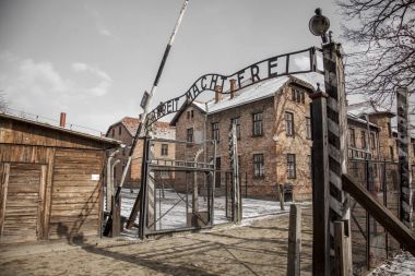 Ana giriş kapısı Auschwitz toplama kampına. İkinci Dünya Savaşı sırasında Avrupa'nın en büyük nazi toplama kampı.