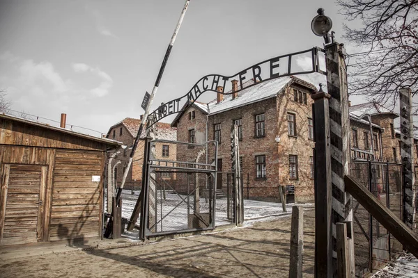 アウシュビッツ強制収容所にメインの入り口 第二次世界大戦中にヨーロッパで最大のナチ強制収容所 — ストック写真