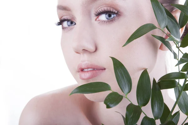 Beauty Shoot Europese Jonge Blauwogige Vrouw Poseren Met Verse Groene — Stockfoto