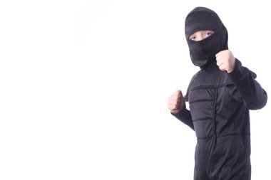 Ninja kostüm giyen genç çocuk yakın çekim. 
