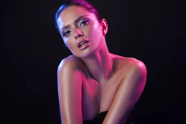 Retrato Modelo Alta Moda Foto Cheia Luzes Coloridas Rosa Azul — Fotografia de Stock