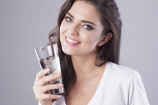 Mujer Joven Con Hermosa Sonrisa Beber Agua — Foto de Stock