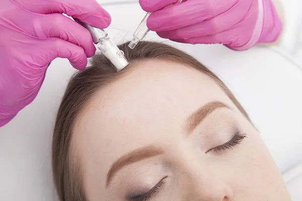 Beautiful Young Woman Having Treatment Her Head Skin — Stock Photo, Image