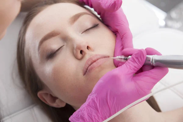  Şevval Özçelik Güzellik dudakları bir kalıcı makyaj yapıyor üzerinde kapat.