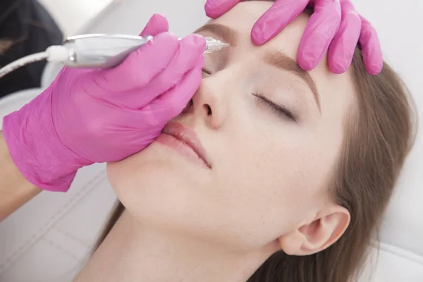 Primer Plano Esteticista Haciendo Maquillaje Permanente Las Cejas Tratamiento Belleza — Foto de Stock