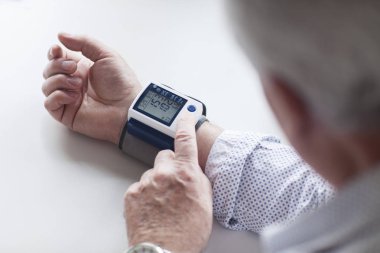 Üst düzey hasta kan basıncı incelenmesi. Hipertansiyon - yüksek tansiyon.