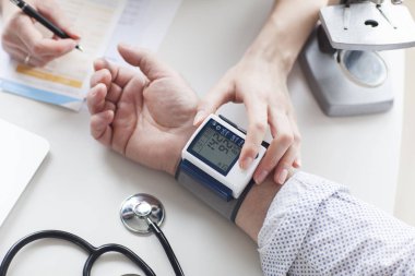Onun büyük hasta baskısı inceleyerek genç kadın doktor. Hipertansiyon.