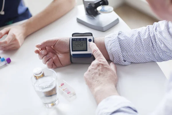 Young Female Doctor Examining Pressure His Older Patient Hypertension — Stock Photo, Image