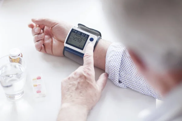 Badając Jego Ciśnienie Krwi Starszy Pacjent Nadciśnienie Wysokie Ciśnienie Krwi — Zdjęcie stockowe