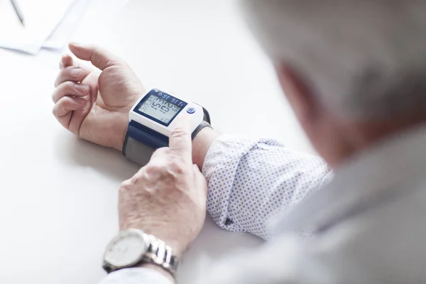 Paziente Anziano Che Esamina Pressione Sanguigna Ipertensione Pressione Alta — Foto Stock