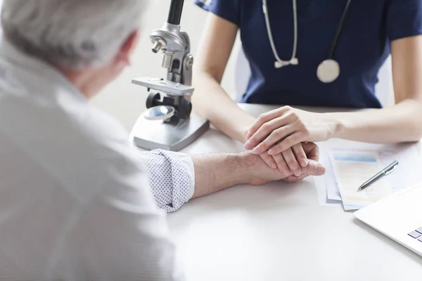 Kadın Doktor Üzgün Hastanın Elini Tutuyor — Stok fotoğraf
