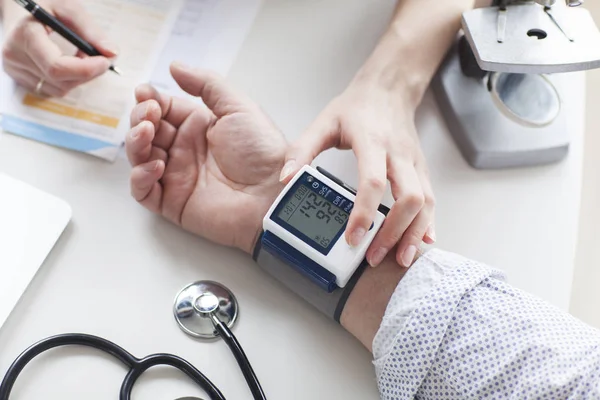 Young Female Doctor Examining Pressure His Older Patient Hypertension — Stock Photo, Image