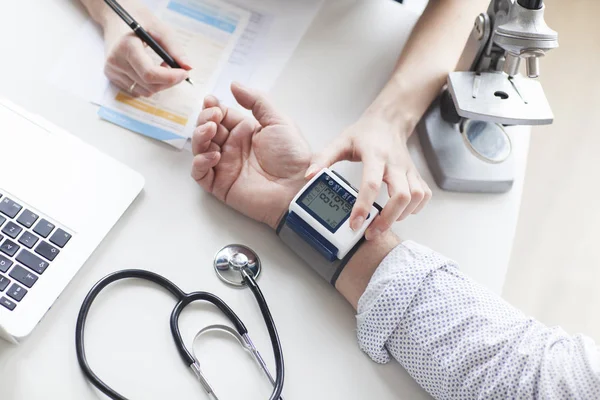 Young Female Doctor Examining Pressure His Older Patient Hypotension — Stock Photo, Image
