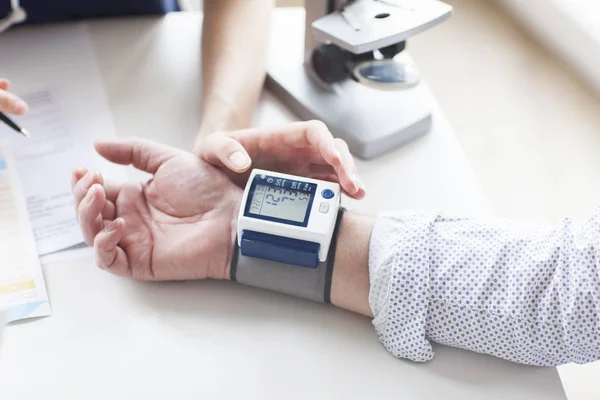 Young Female Doctor Examining Pressure His Older Patient Normal Blood — Stock Photo, Image