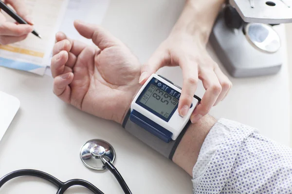 Young Female Doctor Examining Pressure His Older Patient Hypertension — Stock Photo, Image