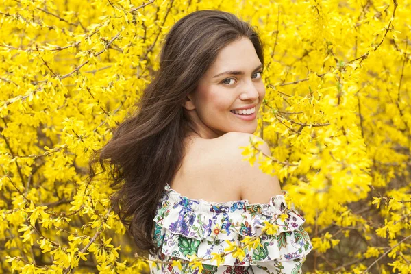 Jonge Vrouw Bloemrijke Gele Tuin Lentetijd — Stockfoto