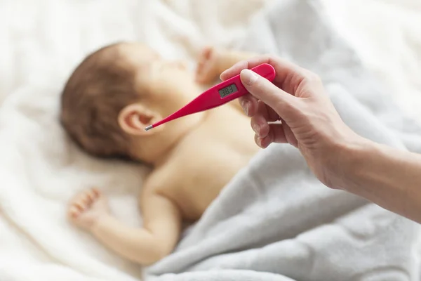 Lilla Bebis Sjuk Mamma Mäta Sin Temperatur Elektronisk Termometer — Stockfoto