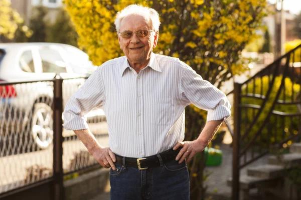 Uomo Più Anziano Felice Piedi Nel Giardino — Foto Stock