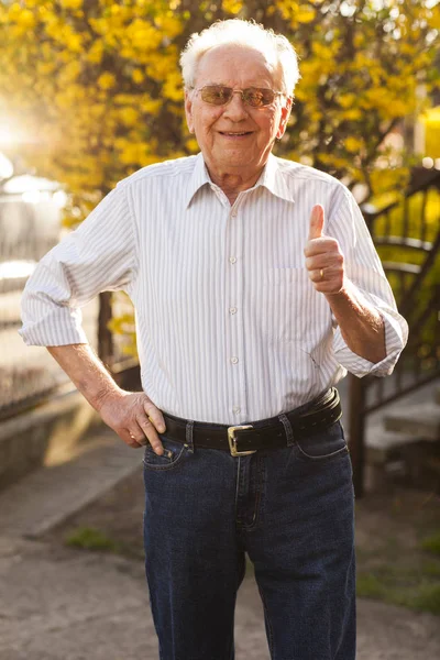 Μεγαλύτερος Άντρας Είναι Ευτυχισμένη Και Στέκεται Στον Κήπο — Φωτογραφία Αρχείου
