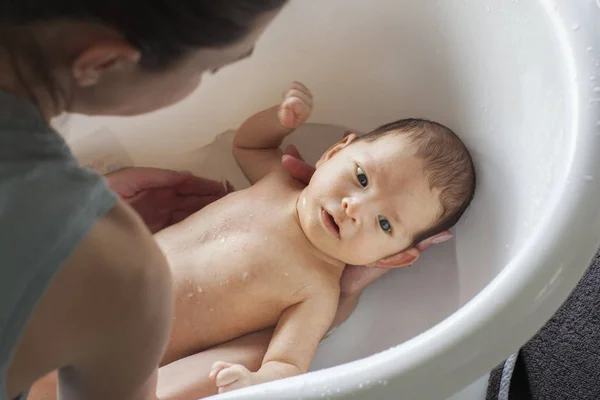 Pequeno Bebê Está Tomando Banho Nos Braços Sua Mãe — Fotografia de Stock