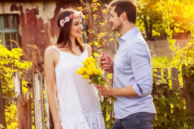 Küçük köyde birlikte güzel vakit geçiriyor olmak genç çift tr.