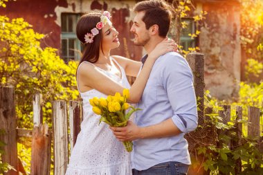 Küçük köyde birlikte güzel vakit geçiriyor olmak genç çift tr.