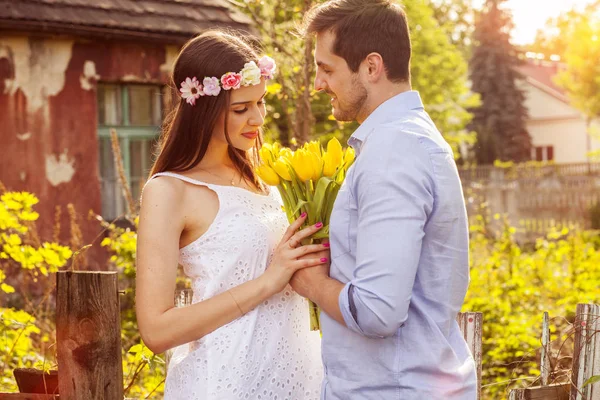 Jeune Couple Amoureux Passer Bon Moment Ensemble Dans Petit Village — Photo