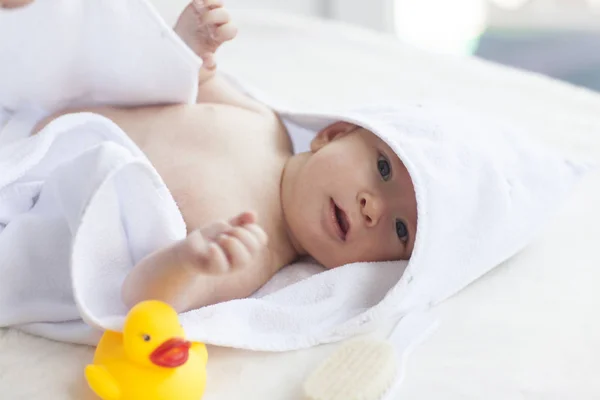 Piccolo Bambino Sdraiato Sull Asciugamano Bianco Con Anatra Gomma Gialla — Foto Stock
