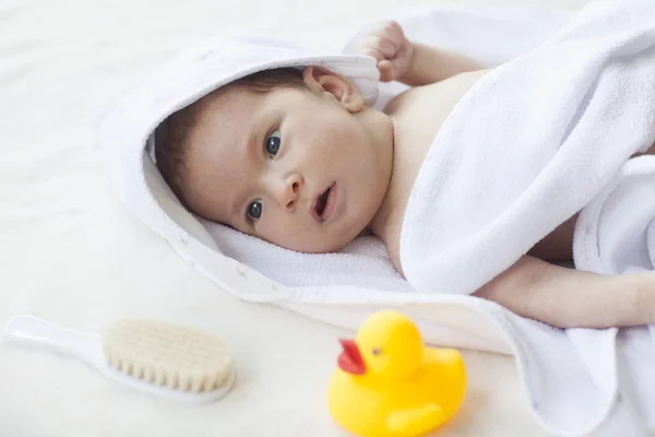 Pequeño Niño Acostado Toalla Blanca Con Pato Goma Amarillo Antes —  Fotos de Stock