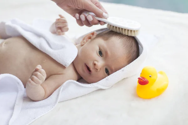 Jovem Mãe Está Escovando Cabelo Recém Nascido — Fotografia de Stock
