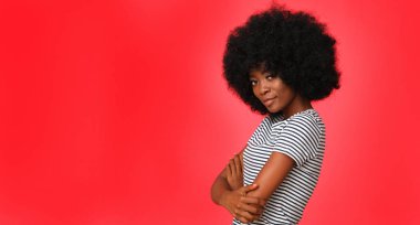 Kırmızı arka planda izole edilmiş çizgili tişörtlü mutlu kız..